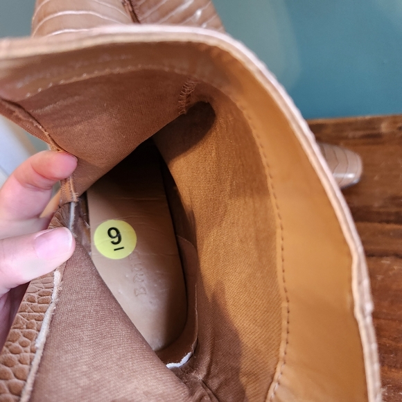 Bamboo women's size 9 Domino faux alligator boot tan - Picture 6 of 9